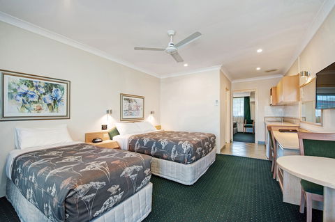 Colonial Terrace Motor Inn - Sunshine Coast Guide 1