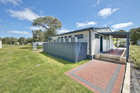 Acclaim Rose Gardens Beachside Holiday Park - Sunshine Coast Guide 0