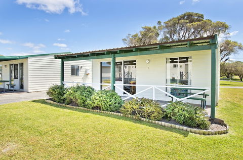 Acclaim Rose Gardens Beachside Holiday Park - Sunshine Coast Guide 1