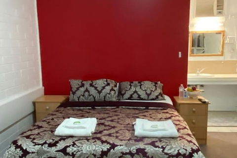 Nhill Holiday Inn - Sunshine Coast Guide 6