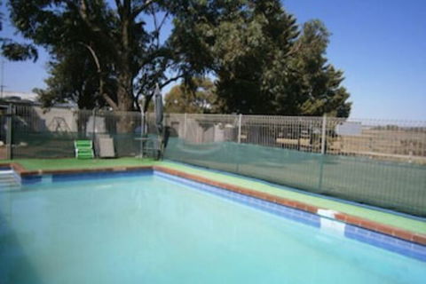 Nhill Holiday Inn - Sunshine Coast Guide 1