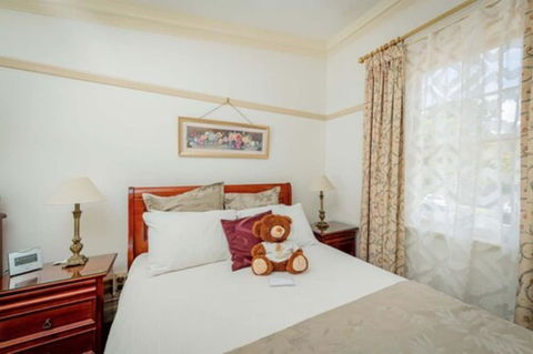 Cobb & Co Court Boutique Hotel - Sunshine Coast Guide 1