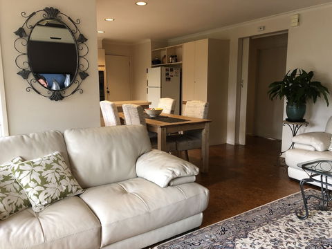 Countryside Connections Spa Cottage - Sunshine Coast Guide 1