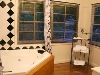 Tudor Cottages Mt Dandenong - Sunshine Coast Guide 4