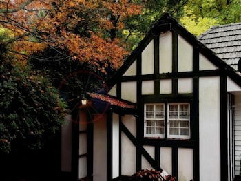 Tudor Cottages Mt Dandenong - Sunshine Coast Guide 0