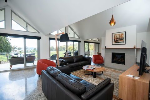 Adventure Bay Retreat - Sunshine Coast Guide 6
