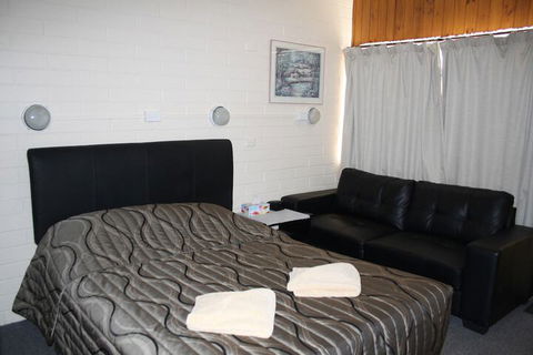 Nhill Oasis Motel - Sunshine Coast Guide 3