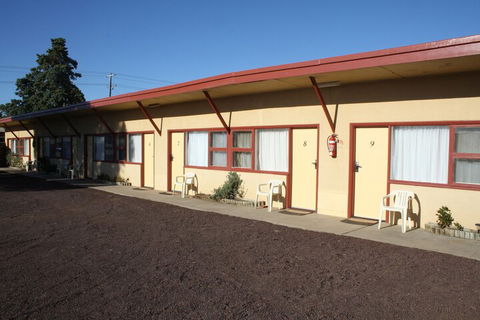 Nhill Oasis Motel - Sunshine Coast Guide 1