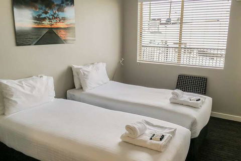 The Premier Hotel - Sunshine Coast Guide 4