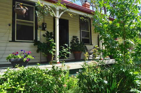 Sinnamons Cottage - Sunshine Coast Guide 1
