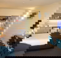 Shoreline Hotel - Sunshine Coast Guide