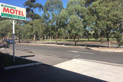 Parkville Motel - Sunshine Coast Guide 3