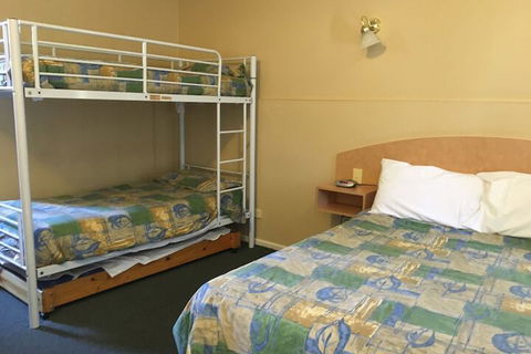 Parkville Motel - Sunshine Coast Guide 1