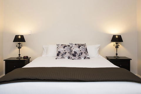 Colonial Court Villas - Sunshine Coast Guide 1