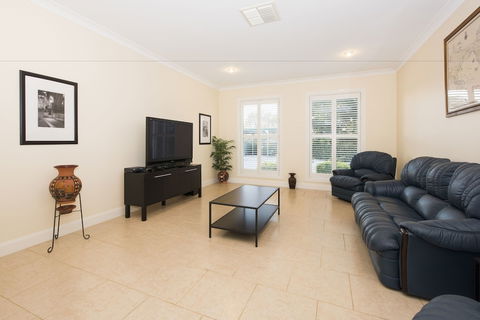 Colonial Court Villas - Sunshine Coast Guide 0