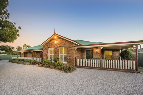 Colonial Court Villas - Sunshine Coast Guide 6