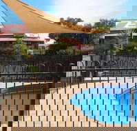 Golden Guitar Motor Inn - Sunshine Coast Guide