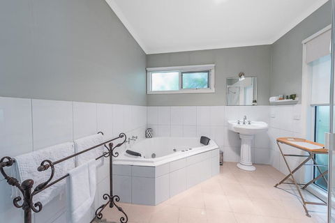 Amelina Cottages - Sunshine Coast Guide 2