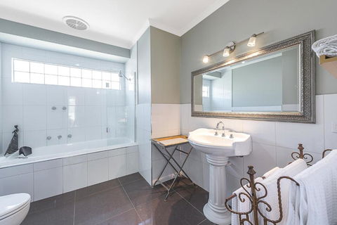 Amelina Cottages - Sunshine Coast Guide 6