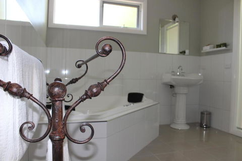 Amelina Cottages - Sunshine Coast Guide 3
