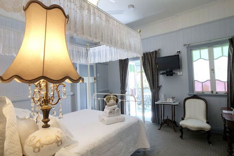 Number 12 Bed & Breakfast - Sunshine Coast Guide 2