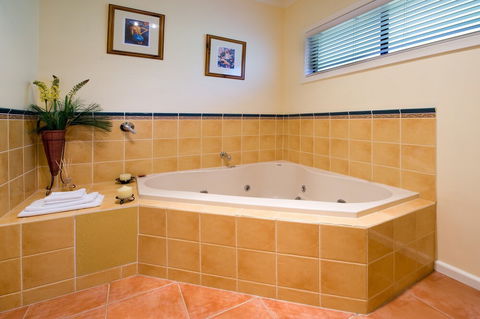 Apple Tree Cottage - Sunshine Coast Guide 2