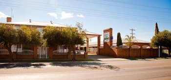 The Charles Sturt Motor Inn - Sunshine Coast Guide 1