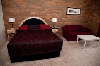 The Charles Sturt Motor Inn - Sunshine Coast Guide 6