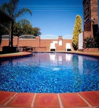 The Charles Sturt Motor Inn - Sunshine Coast Guide 3