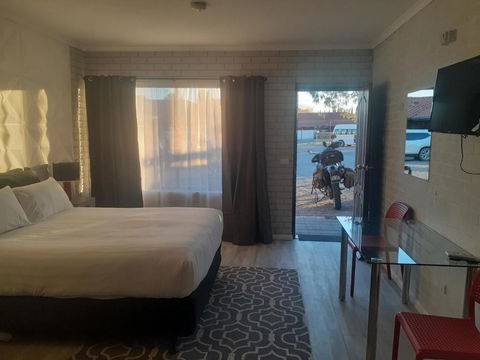 Wentworth Club Motel - Sunshine Coast Guide 2