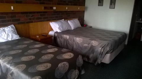 Wentworth Club Motel - Sunshine Coast Guide 1