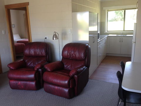 Willaway Motel Apartments - Sunshine Coast Guide 1