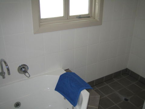 Showgrounds Cottage Naracoorte - Sunshine Coast Guide 4