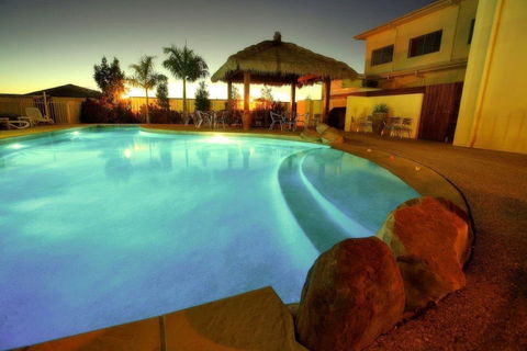 Mayfair Motel Emerald - Sunshine Coast Guide 6