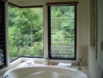 Montagues Of Montville - Sunshine Coast Guide 5