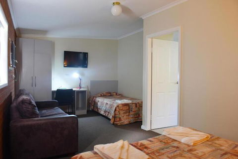 Mia Motel - Sunshine Coast Guide 2