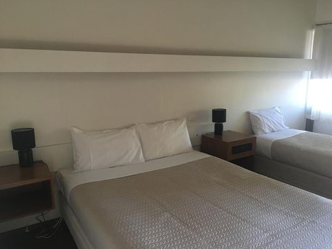 Tudor House Motel - Sunshine Coast Guide 6