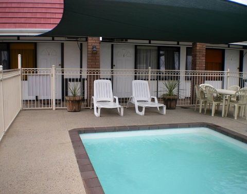 Tudor House Motel - Sunshine Coast Guide 4