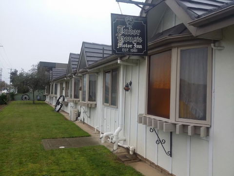 Tudor House Motel - Sunshine Coast Guide 0