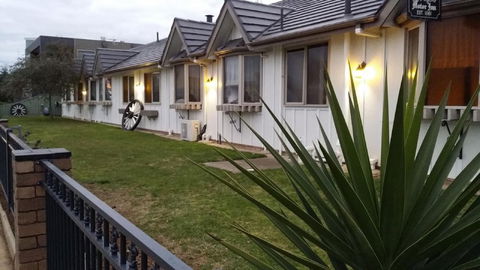 Tudor House Motel - Sunshine Coast Guide 2