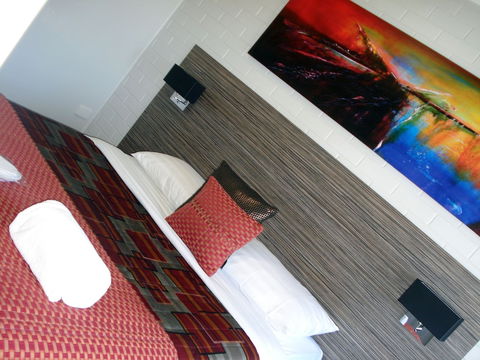 A Raceview Motor Inn - Sunshine Coast Guide 2