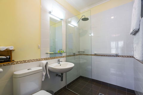 Ashdowns Of Dover B&B - Sunshine Coast Guide 4