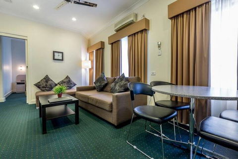 Melbourne's Princes Park Motor Inn - Sunshine Coast Guide 2