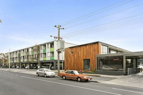 Melbourne's Princes Park Motor Inn - Sunshine Coast Guide 0