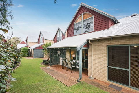 Bayshore Beachside Resort - Sunshine Coast Guide 2