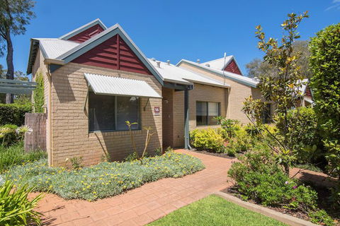 Bayshore Beachside Resort - Sunshine Coast Guide 1