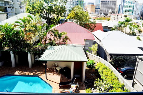 Spring Hill Mews Apartments - Sunshine Coast Guide 5