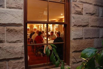 The Hermitage Motel - Sunshine Coast Guide 1