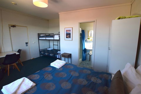 Alpine Resort Motel - Sunshine Coast Guide 4