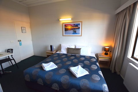 Alpine Resort Motel - Sunshine Coast Guide 3